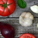 Экономная кухня с свежими ингредиентами для вкусных блюд