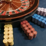 Рулетка в казино с вращающимся колесом и игровым столом