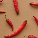 Острый красный перец чили как символ кулинарных и игровых ощущений
